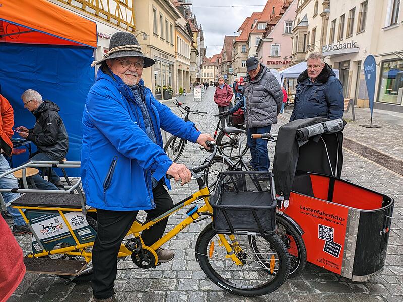 Eugen Wette-Köhler, Vorsitzender von Forchheim for Future, testet das neue Lastenrad, das ab 6. Mai jeder Forchheimer ausleihen kann, schon mal aus.Earth Day Forchheim Eugen Wette-Köhler, Vorsitzender von Forchheim for Future, testet das neue Lastenrad, das ab 6. Mai jeder Forchheimer ausleihen kann, schon mal aus.Earth Day Forchheim