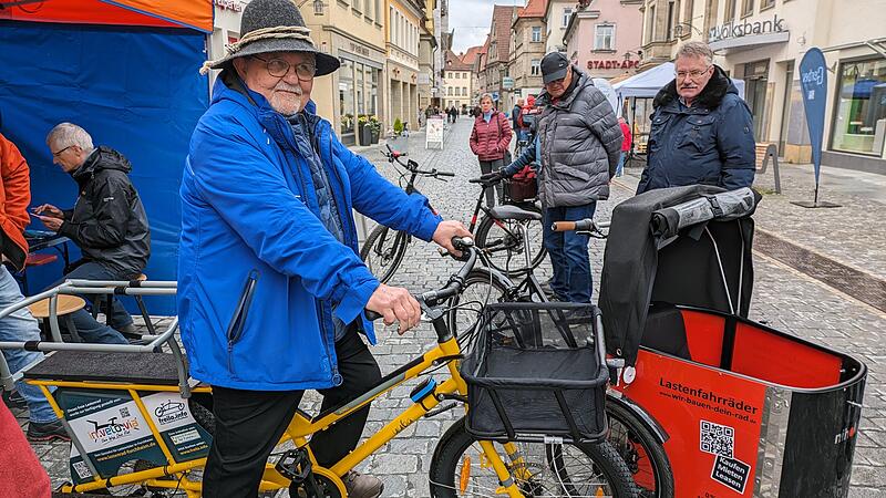 Eugen Wette-Köhler, Vorsitzender von Forchheim for Future, testet das neue Lastenrad, das ab 6. Mai jeder Forchheimer ausleihen kann, schon mal aus.Earth Day Forchheim Eugen Wette-Köhler, Vorsitzender von Forchheim for Future, testet das neue Lastenrad, das ab 6. Mai jeder Forchheimer ausleihen kann, schon mal aus.Earth Day Forchheim