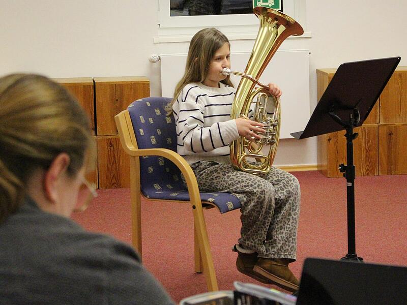 Bei den Junior-Pr&uuml;fungen an der August-K&ouml;mpel-Musikschule zeigt Lea Gundelach am Tenorhorn ihr Grundwissen &uuml;ber das Instrument.