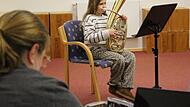 Bei den Junior-Pr&uuml;fungen an der August-K&ouml;mpel-Musikschule zeigt Lea Gundelach am Tenorhorn ihr Grundwissen &uuml;ber das Instrument.