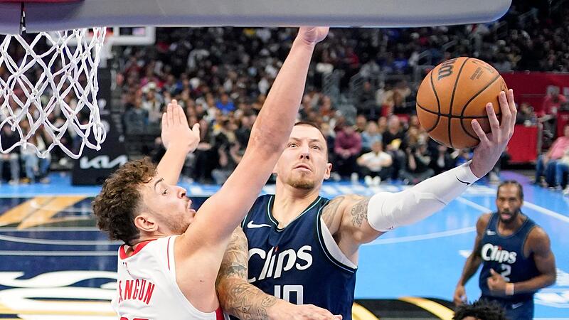 Daniel Theis (re.) im Trikot seines neuen Arbeitgebers, den Los Angeles Clippers, im Duell mit dem türkischen Center Alperen Sengün. Daniel Theis (re.) im Trikot seines neuen Arbeitgebers, den Los Angeles Clippers, im Duell mit dem türkischen Center Alperen Sengün.