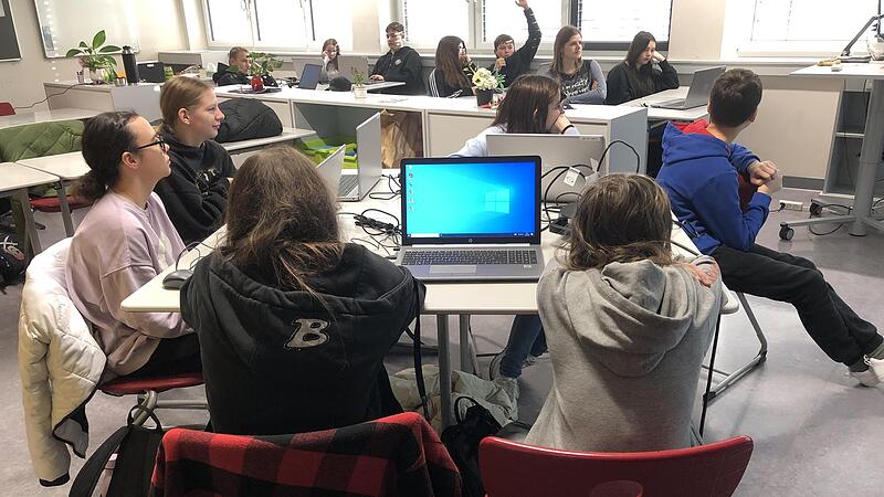 Sch&uuml;ler der Mittelschule Herzogenaurach lernen zu programmieren.