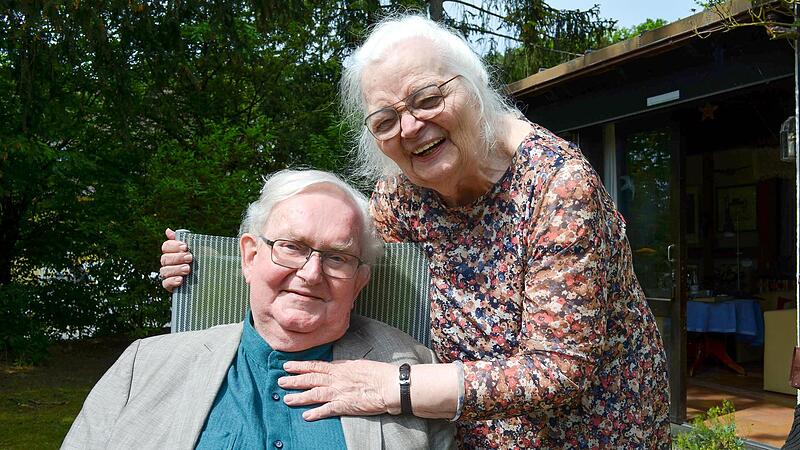 Nach 60 Jahren Ehe noch immer in tiefer Liebe verbunden: Michael und Helga Schadeberg.