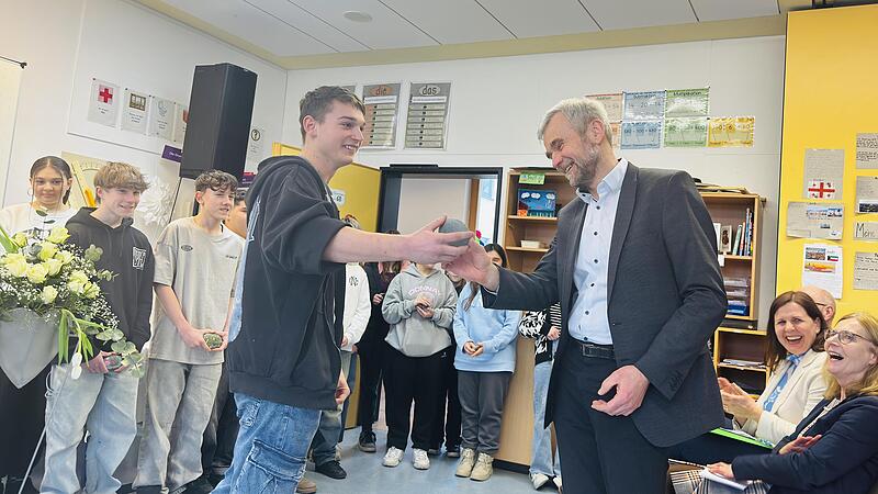 Die Schüler verabschiedeten ihren beliebten Rektor Hans-Peter Müller mit Wunschsteinen in den Ruhestand.