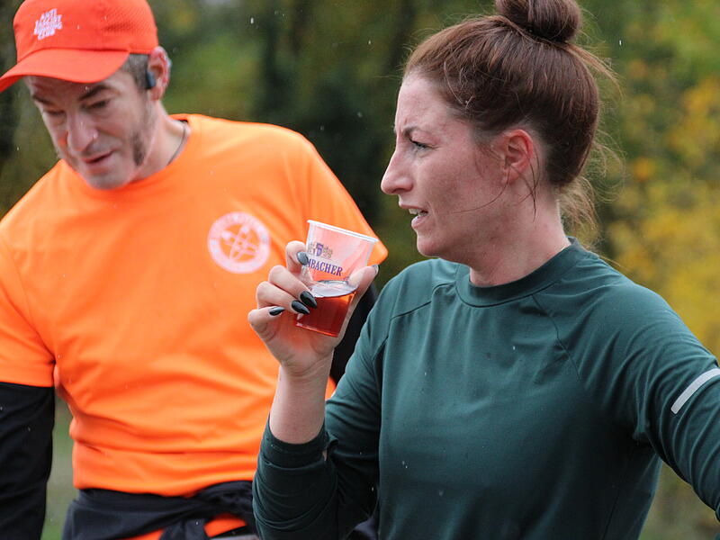 Trotz nasskaltem Herbstwetter lie&szlig;en sich die Sportler den Spa&szlig;  beim 38. Frankenwaldlauf der LG Ludwigschorgast nicht vermiesen.