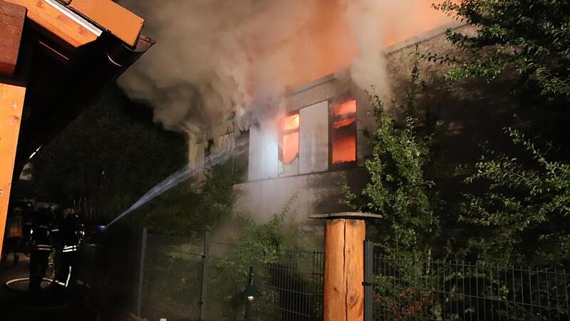 Die Polizei schließt nach ersten Ermittlungen Brandstiftung als Ursache für das Großfeuer nicht aus.