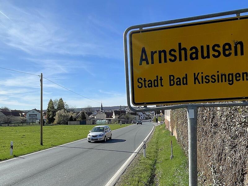 Die B 286 f&uuml;hrt aktuell t&auml;glich mehrere tausend Autos sowie Schwerlastverkehr durch Arnshausen. Der Ort soll mit dem Neubau der Bundesstra&szlig;e zwischen Bad Kissingen und A 71 in den kommenden Jahren vom Verkehr entlastet werden.