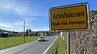 Die B 286 f&uuml;hrt aktuell t&auml;glich mehrere tausend Autos sowie Schwerlastverkehr durch Arnshausen. Der Ort soll mit dem Neubau der Bundesstra&szlig;e zwischen Bad Kissingen und A 71 in den kommenden Jahren vom Verkehr entlastet werden.