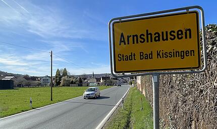 Die B 286 f&uuml;hrt aktuell t&auml;glich mehrere tausend Autos sowie Schwerlastverkehr durch Arnshausen. Der Ort soll mit dem Neubau der Bundesstra&szlig;e zwischen Bad Kissingen und A 71 in den kommenden Jahren vom Verkehr entlastet werden.