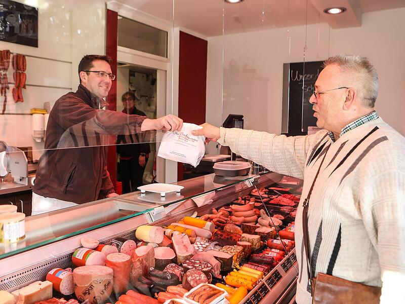 Die Kunden kommen gern in den Laden von Metzgermeister J&uuml;rgen Reck. Manchmal beschweren sie sich &uuml;ber den Preis, aber sie sch&auml;tzen die Qualit&auml;t.