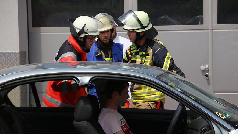 Gemeinsam mit der Notfallsanit&auml;terschule aus W&uuml;rzburg &uuml;bte die Feuerwehr in Hammelburg den Ernstfall.