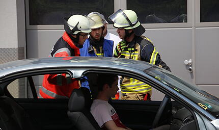 Impressionen vom THL-Tag bei der Feuerwehr in HammelburgImpressionen vom THL-Tag bei der Feuerwehr in Hammelburg Gemeinsam mit der Notfallsanitäterschule aus Würzburg übte die Feuerwehr in Hammelburg den Ernstfall.