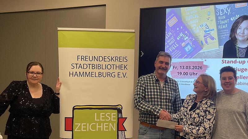 Zur Jubil&auml;umsreihe &bdquo;20 Jahre Freundeskreis Lesezeichen&ldquo; sorgte Sabine Bode (links) f&uuml;r einen lustigen Abend.