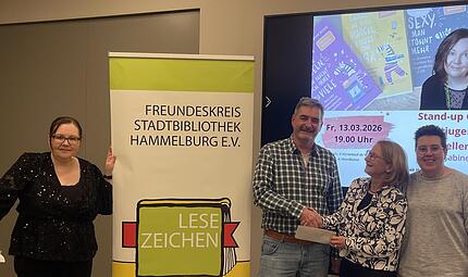 Zur Jubil&auml;umsreihe &bdquo;20 Jahre Freundeskreis Lesezeichen&ldquo; sorgte Sabine Bode (links) f&uuml;r einen lustigen Abend.