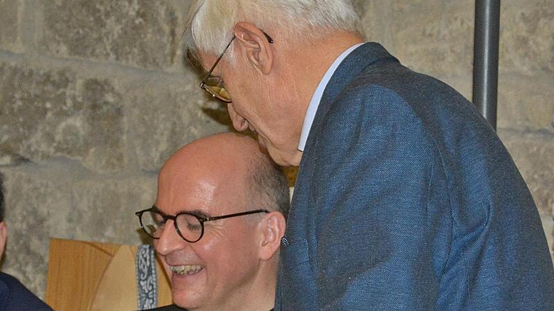Mit Bischof Franz Jung (links) war beim 30. Erzählcafe im Caritashaus in Bad Neustadt ein prominenter Gast gekommen. Die Moderation hatte, Wolfgang Kitscha übernommen. Mit Bischof Franz Jung (links) war beim 30. Erzählcafe im Caritashaus in Bad Neustadt ein prominenter Gast gekommen. Die Moderation hatte, Wolfgang Kitscha übernommen.