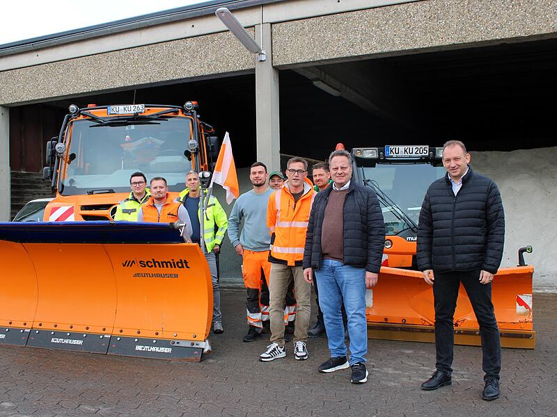Bauhof der Stadt Kulmbach auf Wintersaison 202/2026 vorbereitet Das Team des städtischen Bauhofs in Kulmbach ist für seine Einsätze im Winterdienst bestens gerüstet. Davon überzeugten sich Bauamtsleiter Ingo Wolfgramm (rechts), Oberbürgermeister Ingo Lehmann (2. v. r.), Bauhofleiter Michael Barnickel (4. v. rechts), Manuel Müller (links) und Frank Wiesel (3. v. links) von der städtischen Tiefbauabteilung sowie weitere Kollegen des städtischen Bauhofes persönlich.