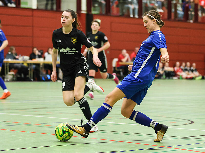 Die Frauen der SpVgg Ebing (blaue Trikots, hier bei der Bezirksmeisterschaft im Januar dieses Jahres) wurden in Speichersdorf ihrer Favoritenrolle gerecht und qualifizierten sich f&uuml;r die "Oberfr&auml;nkische".