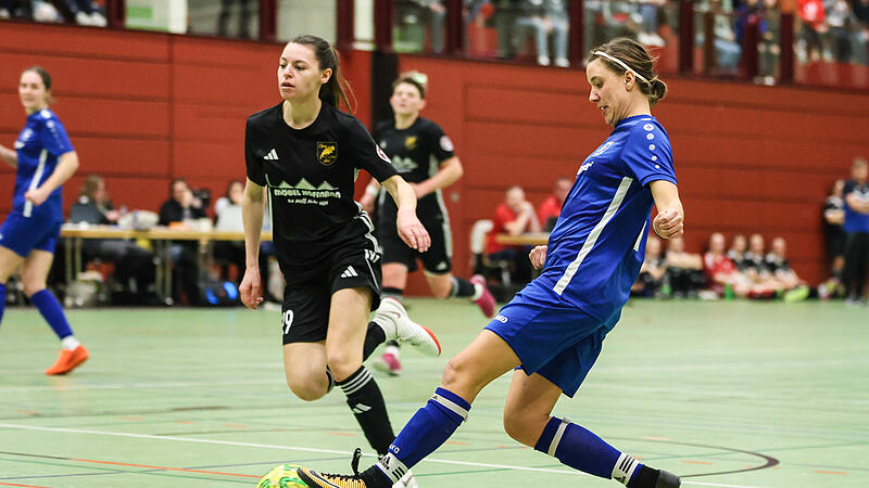 Die Frauen der SpVgg Ebing (blaue Trikots, hier bei der Bezirksmeisterschaft im Januar dieses Jahres) wurden in Speichersdorf ihrer Favoritenrolle gerecht und qualifizierten sich f&uuml;r die "Oberfr&auml;nkische".