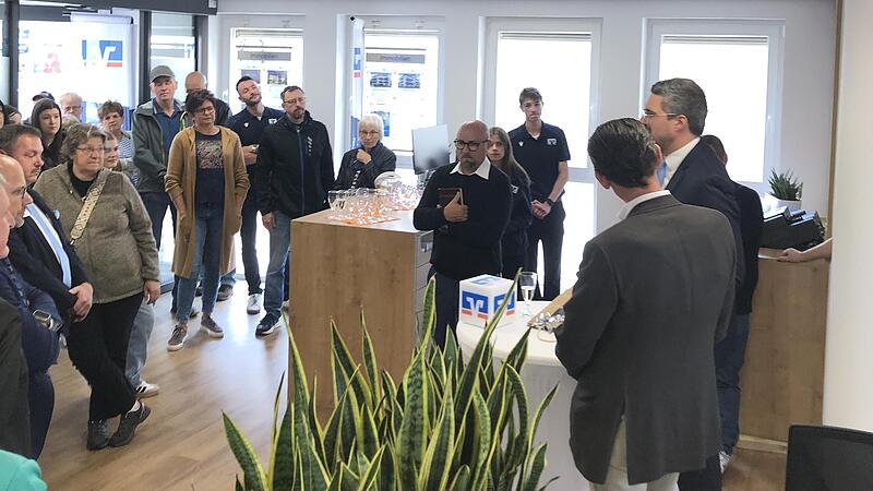Zahlreich erschienene Gäste feierten die Wiedereröffnung der VR Bank Filiale in Strullendorf. Zahlreich erschienene Gäste feierten die Wiedereröffnung der VR Bank Filiale in Strullendorf.