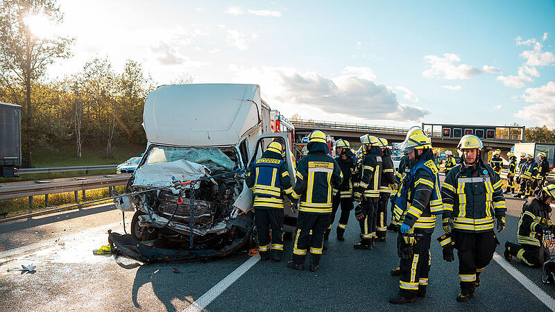 Kleinlaster kracht auf A3 bei Erlangen in Lkw Kleinlaster kracht auf A3 bei Erlangen in Lkw