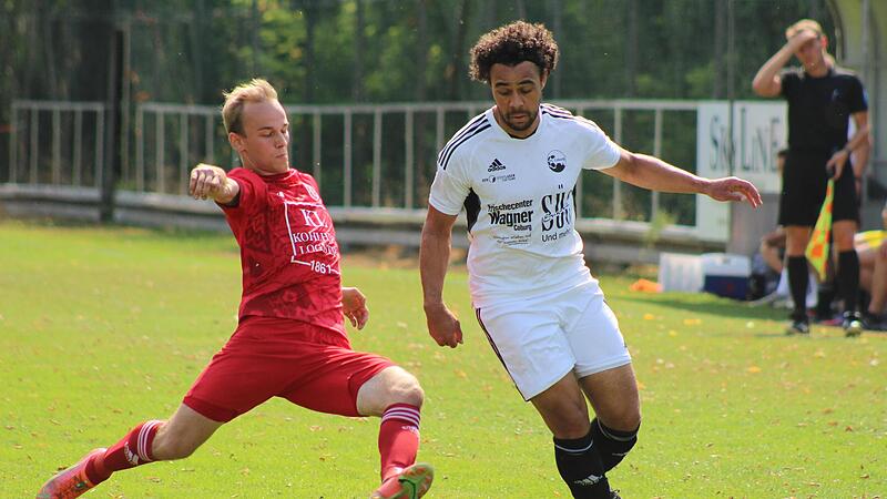 Aus dem zentralen Stürmer Tevin McCullough (re.) ist in dieser Saison ein Flügelspieler geworden: Der 27-jährige Angreifer des FC Coburg wurde auf die linke Seite „versetzt“ – und blüht dort auf. Aus dem zentralen Stürmer Tevin McCullough (re.) ist in dieser Saison ein Flügelspieler geworden: Der 27-jährige Angreifer des FC Coburg wurde auf die linke Seite „versetzt“ – und blüht dort auf.