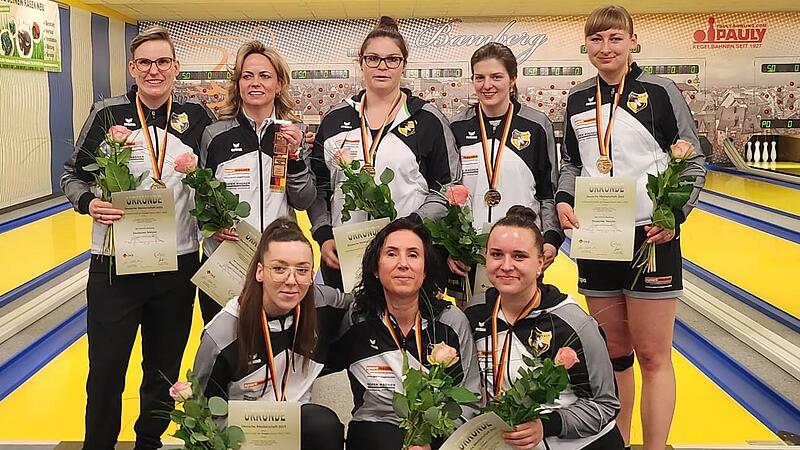 Bambergs meisterhafte Damen, hinten von links: Sina Beißer, Daniela Kicker, Melissa Stark, Alena Bimber und Celine Zenker sowie vorne von links:  Klara Sedlar, Corinna Kastner und Anne Tonat