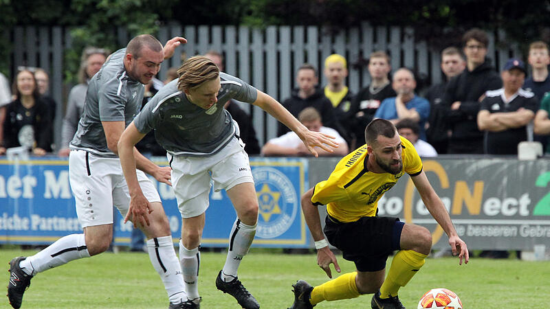 Bezirksliga-Relegation: SV Merkendorf (gelbe Trikots) gewann mit 5:2 gegen den FC Burgkunstadt.