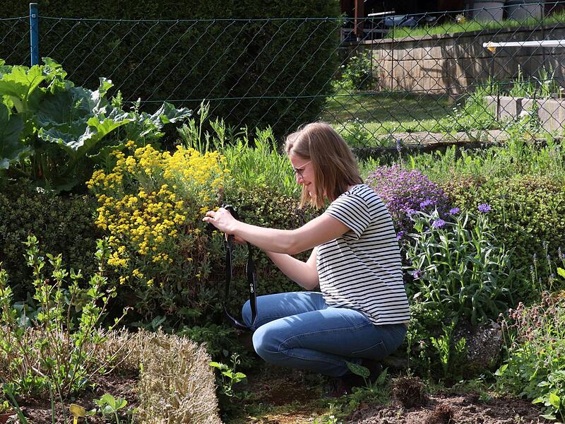 Gartenbewerterin Lotti Asen schaut genau hin und dokumentiert das, was sie sieht, mit der Kamera.