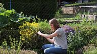 Gartenbewerterin Lotti Asen schaut genau hin und dokumentiert das, was sie sieht, mit der Kamera.