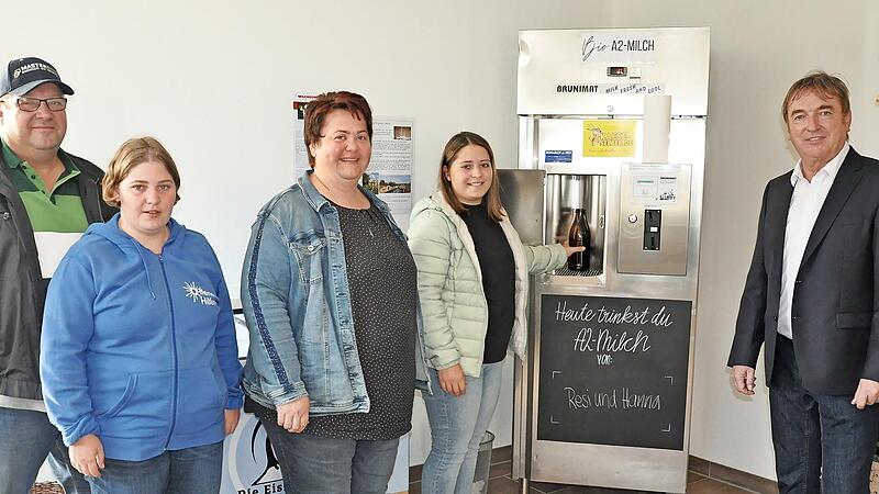 Familie Dietz hat in Bundorf einen Hofladen eröffnet. Zur offiziellen Eröffnung kam Bürgermeister Hubert Endres (rechts), der Klaus Dietz, Theresa Dietz, Christiane Dietz und Julia Dietz zu dem Laden, der ein besonderes Geschäftsmodell hat, gratulierte. Familie Dietz hat in Bundorf einen Hofladen eröffnet. Zur offiziellen Eröffnung kam Bürgermeister Hubert Endres (rechts), der Klaus Dietz, Theresa Dietz, Christiane Dietz und Julia Dietz zu dem Laden, der ein besonderes Geschäftsmodell hat, gratulierte.