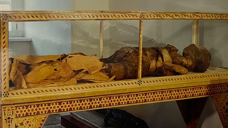 Die rund 2300 Jahre alte Mumie einer hochrangigen &auml;gyptischen Frau im Museum Banz &ndash; hier in der alten Aufstellung. Inzwischen wird die Mumie mit einem schwarzen Tuch abgedeckt.