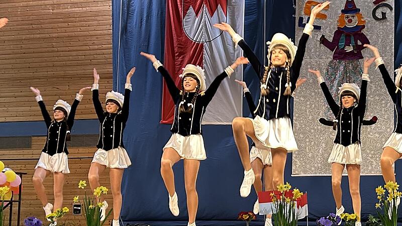 Die Juniorengarde des KCH aus Herzogenaurach tanzte beim Seniorenfasching in H&ouml;chstadt.