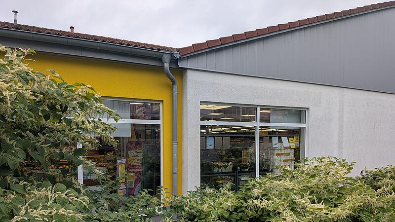Hinter diesen Fenstern herrscht bald Leere: Im November soll der Netto in Schney schlie&szlig;en.