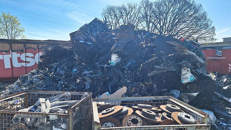 Fritsche Forchheim: Die &Uuml;berreste des Gro&szlig;brandes Anfang April liegen noch auf dem Hof.Forchheim & Fr&auml;nkische Schweiz