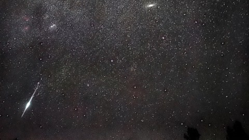 Dieses Bild der Perseiden hat Physiker Thomas Storch aus Hemhofen im Jahr 2011 aufgenommen. Links sieht man eine gro&szlig;e Perseide, daneben das Band der Milchstra&szlig;e. Der Nebelfleck (ungef&auml;hr in der Mitte) zeigt die 2,5 Millionen Lichtjahre entfernte Andromeda-Galaxie.