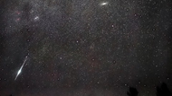 Perseiden Thomas Storch Dieses Bild der Perseiden hat Physiker Thomas Storch aus Hemhofen im Jahr 2011 aufgenommen. Links sieht man eine große Perseide, daneben das Band der Milchstraße. Der Nebelfleck (ungefähr in der Mitte) zeigt die 2,5 Millionen Lichtjahre entfernte Andromeda-Galaxie.