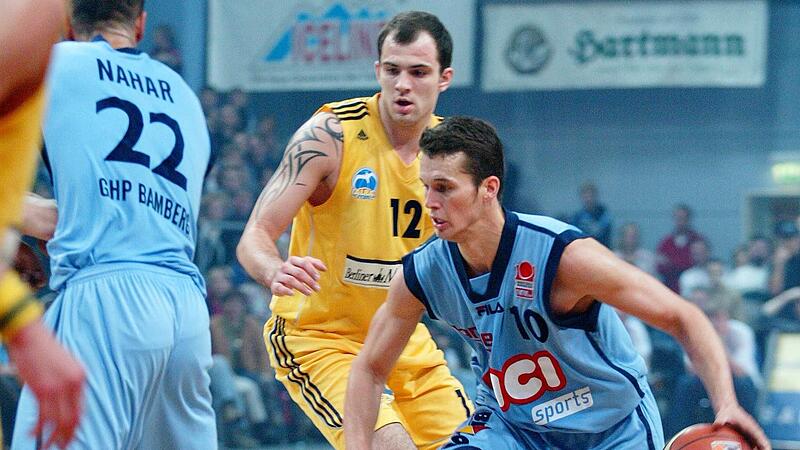 Szymon Szewczyk spielte bereits vor 20 Jahren in der Bundesliga. Dieses Bild aus dem Dezember 2004 zeigt den Polen (links) gegen den ballführenden Bamberger Hurl Beechum beim 79:70-Sieg von GHP Bamberg über Alba Berlin.