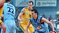 Szymon Szewczyk spielte bereits vor 20 Jahren in der Bundesliga. Dieses Bild aus dem Dezember 2004 zeigt den Polen (links) gegen den ballführenden Bamberger Hurl Beechum beim 79:70-Sieg von GHP Bamberg über Alba Berlin.