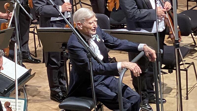 Herbert Blomstedt dirigierte die Bamberger Symphoniker beim Kissinger Sommer. Daf&uuml;r hat er nicht nur vom Publikum Applaus bekommen, sondern auch vom Orchester.