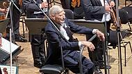 Herbert Blomstedt dirigierte die Bamberger Symphoniker beim Kissinger Sommer. Daf&uuml;r hat er nicht nur vom Publikum Applaus bekommen, sondern auch vom Orchester.