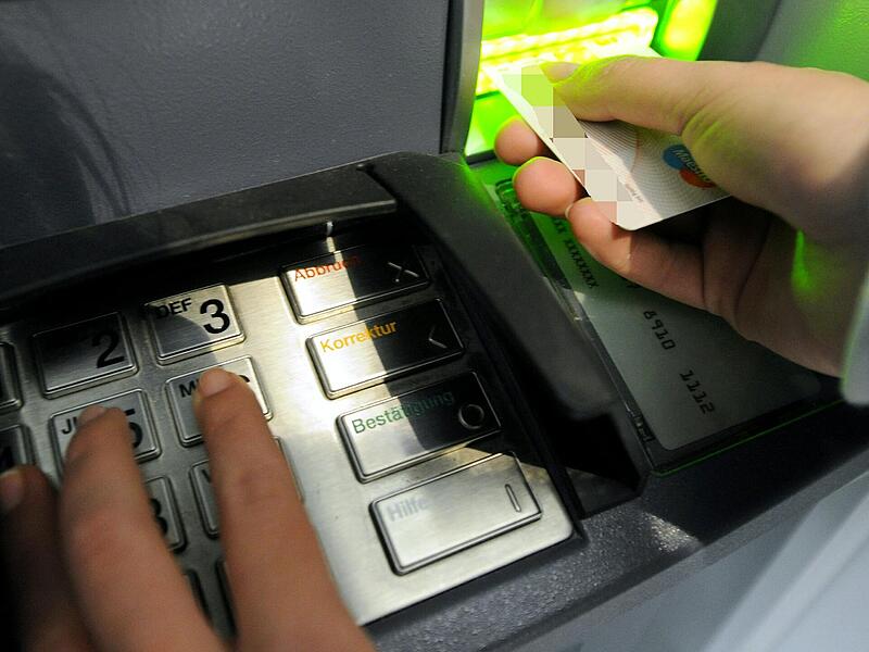 Der T&auml;ter hob mehrfach Geld ab. (Symbolbild)