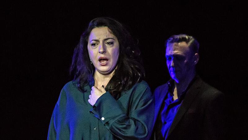 „Die lustige Witwe“: Die Titelrolle in der Neuinszenierung von Franz Lehárs Erfolgs-Operette übernimmt die Sopranistin Ana Naqe (hier in einer Probenszene), die seit Beginn dieser Saison dem Ensemble des Landestheaters Coburg angehört. „Die lustige Witwe“: Die Titelrolle in der Neuinszenierung von Franz Lehárs Erfolgs-Operette übernimmt die Sopranistin Ana Naqe (hier in einer Probenszene), die seit Beginn dieser Saison dem Ensemble des Landestheaters Coburg angehört.