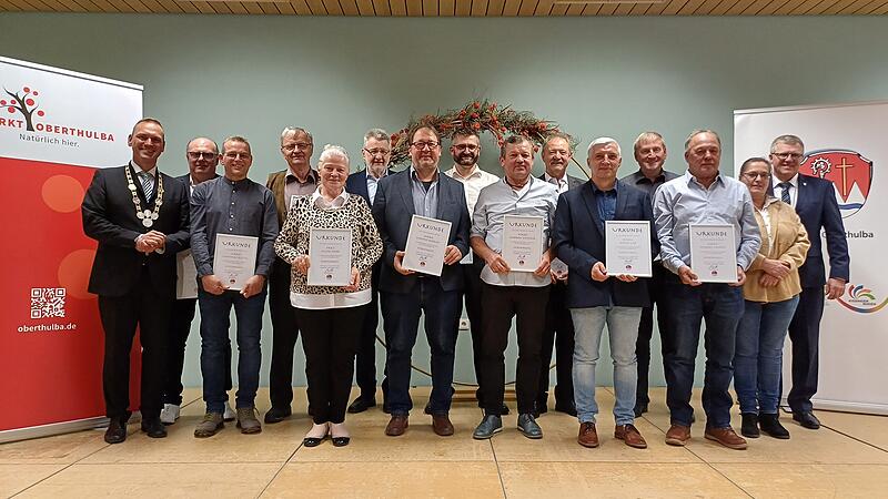 Reihe hinten: (von links) Lothar Henz, Rudi Henz, Ewald Bahn, Jochen Meder, Georg Schießer, Werner Fischer Reihe vorne: 1. Bürgermeister Mario Götz, Matthias Reuter, Helene Henz, Christof Wigand, Andreas Büchner, Bernd Ließ, Herbert Schmitt, 3. Bürgermeisterin Margot Schottdorf, 2. Bürgermeister Jürgen Kolb Reihe hinten: (von links) Lothar Henz, Rudi Henz, Ewald Bahn, Jochen Meder, Georg Schießer, Werner Fischer Reihe vorne: 1. Bürgermeister Mario Götz, Matthias Reuter, Helene Henz, Christof Wigand, Andreas Büchner, Bernd Ließ, Herbert Schmitt, 3. Bürgermeisterin Margot Schottdorf, 2. Bürgermeister Jürgen Kolb