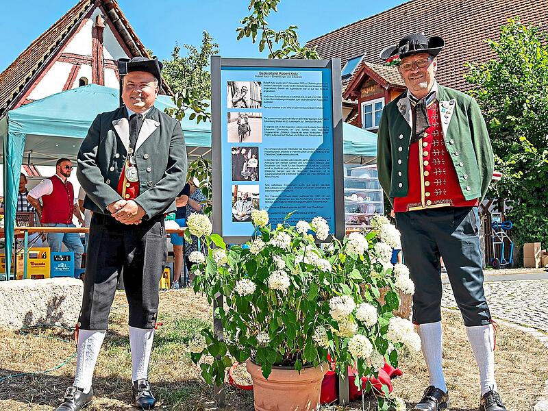 B&uuml;rgermeister Peter Lepper (l.) und Bernhard Kotz, Vorsitzender des Volkstrachtenvereins, haben die neue Gedenktafel enth&uuml;llt.Eberhard Schorr