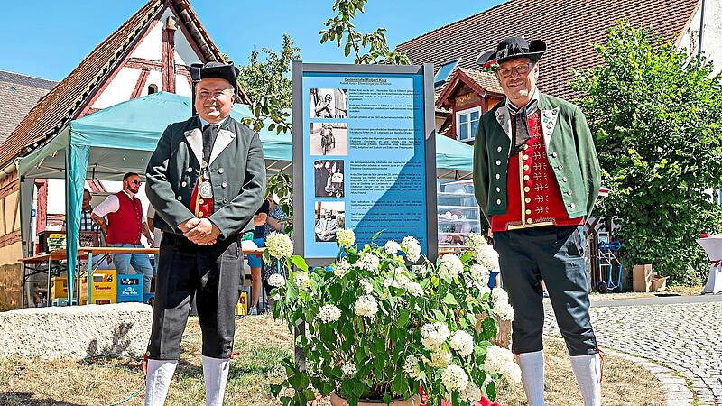 Bürgermeister Peter Lepper (l.) und Bernhard Kotz, Vorsitzender des Volkstrachtenvereins, haben die neue Gedenktafel enthüllt.Eberhard Schorr Bürgermeister Peter Lepper (l.) und Bernhard Kotz, Vorsitzender des Volkstrachtenvereins, haben die neue Gedenktafel enthüllt.Eberhard Schorr