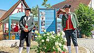 B&uuml;rgermeister Peter Lepper (l.) und Bernhard Kotz, Vorsitzender des Volkstrachtenvereins, haben die neue Gedenktafel enth&uuml;llt.Eberhard Schorr