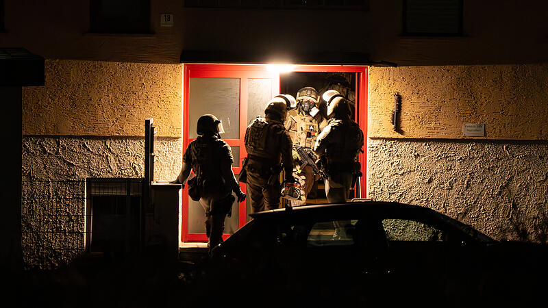 SEK Walsdorf Eine Spezialeinheit der Polizei hat am Dienstagabend (22. Oktober 2024) eine Wohnung in einem Mehrfamilienhaus in Walsdorf gestürmt.