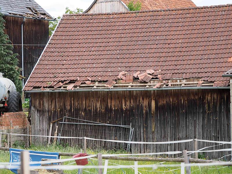 Bieberbach: Starke Windhose deckt mehrere Dächer ab