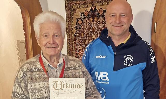 Harald Schütz (links) wurde für 60 Jahre Mitgliedschaft im KSV vom Ersten Vorsitzenden Klaus Fischer geehrt. Harald Schütz (links) wurde für 60 Jahre Mitgliedschaft im KSV vom Ersten Vorsitzenden Klaus Fischer geehrt.