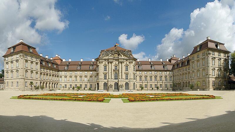Die Frontansicht zeigt das hufeisenförmige Hauptgebäude  mit seinem hervorspringenden Mittelbau.Bamberg